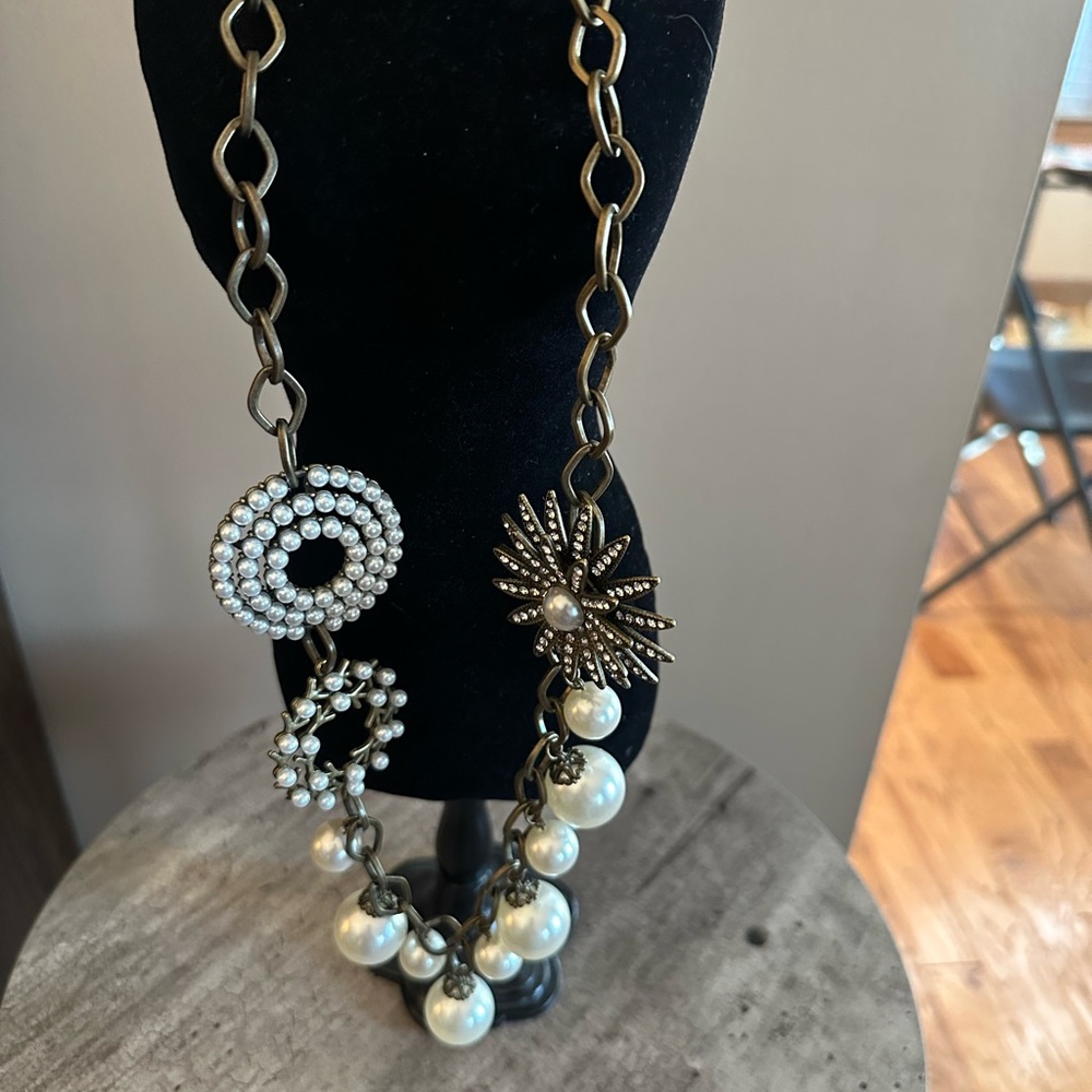 Elegant Pearl and Crystal Necklace